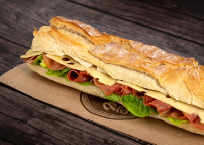 Sandwich jambon cru emmental salade