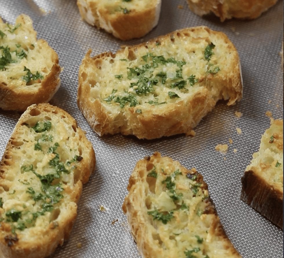 Pain à l'ail (Garlic Bread) - Marie Blachère Pain à l'ail (Garlic Bread) - Marie Blachère