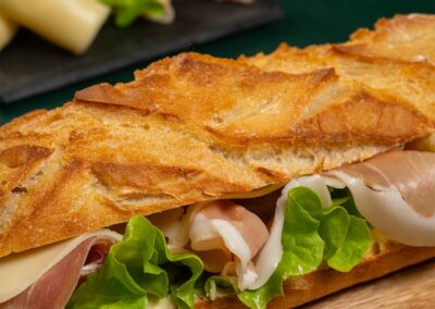 Sandwich XXL jambon cru emmental salade