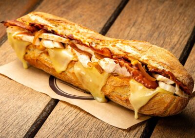 Sandwich gourmand poulet bacon raclette